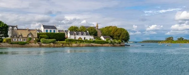 lakeside houses in the UK